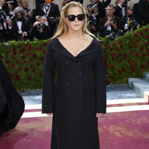 Amy Schumer - Les célébrités arrivent à la soirée du "MET Gala 2022" à New York, le 2 mai 2022. Photo par Future-Image via Zuma Press/Bestimage