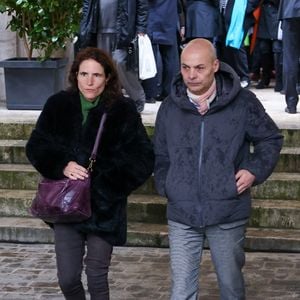 En 2017, Mazarine Pingeot s'est mariée au discret diplomate Didier Le Bret.
Mazarine Pingeot et son mari Didier Le Bret à la sorties des obsèques de l'ancien ministre de la Culture Frédéric Mitterrand en l'Église Saint-Thomas d'Aquin à Paris, le 26 mars 2024. Photo Moreau-Jacovides / Bestimage