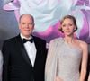 La famille princière était réunie autour de la princesse Caroline, avec une arrivée remarquée du prince Albert II et de la princesse Charlène, qui a choisi une robe Elie Saab pour faire sensation.

Le Prince Albert II et la Princesse Charlène de Monaco assistent à la 70e édition du Bal de la Rose au Sporting Club de Monte-Carlo à Monaco, le 21 mars 2026. © Olivier Huitel/Pool Monaco/Bestimage
