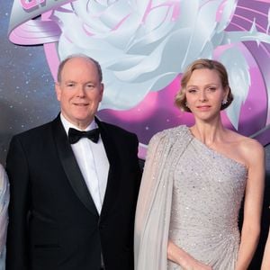 La famille princière était réunie autour de la princesse Caroline, avec une arrivée remarquée du prince Albert II et de la princesse Charlène, qui a choisi une robe Elie Saab pour faire sensation.

Le Prince Albert II et la Princesse Charlène de Monaco assistent à la 70e édition du Bal de la Rose au Sporting Club de Monte-Carlo à Monaco, le 21 mars 2026. © Olivier Huitel/Pool Monaco/Bestimage