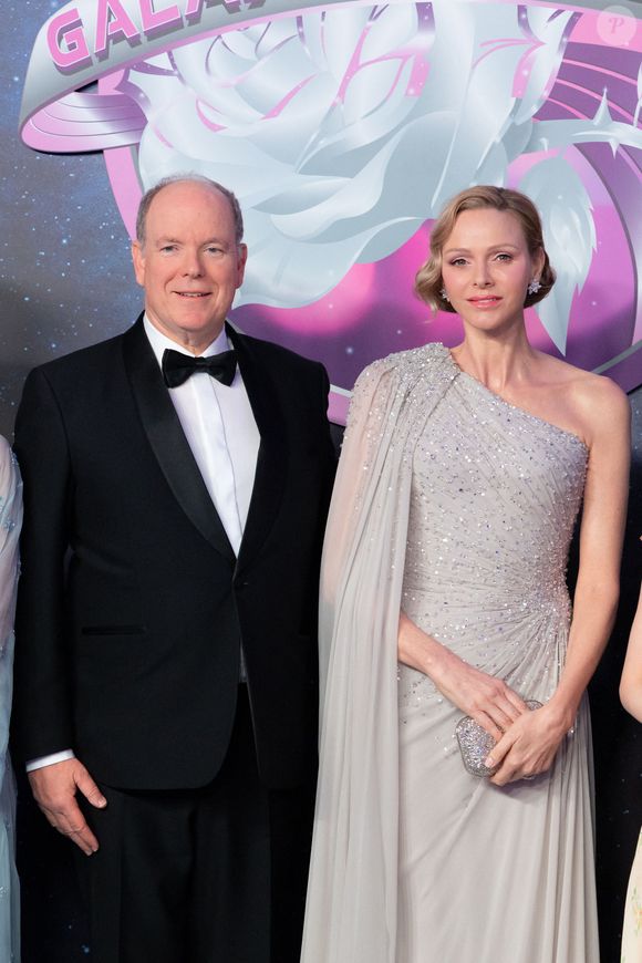 La famille princière était réunie autour de la princesse Caroline, avec une arrivée remarquée du prince Albert II et de la princesse Charlène, qui a choisi une robe Elie Saab pour faire sensation.

Le Prince Albert II et la Princesse Charlène de Monaco assistent à la 70e édition du Bal de la Rose au Sporting Club de Monte-Carlo à Monaco, le 21 mars 2026. © Olivier Huitel/Pool Monaco/Bestimage
