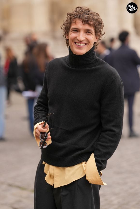 Aliocha Schneider aux arrivées au défilé Céline Collection Femme Prêt-à-Porter Automne/Hiver 2026-2027 lors de la Fashion Week de Paris (PFW) à l'Institut de France, à Paris, France, le 7 mars 2026. © Denis Guignebourg/Bestimage