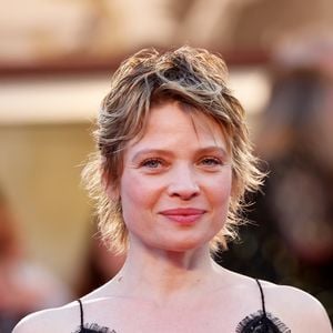 Mélanie Thierry a répondu : "Comme je suis heureuse en famille et au travail, cela permet d'avaler la pilule plus facilement. Et même si on ne peut pas ignorer la chirurgie et que, lorsque c'est bien fait, c'est génial, je trouve courageuses celle qui franchissent le pas."

Mélanie Thierry (Bijoux Tasaki) - Descente des marches du film « La vie d’une femme » lors du 79ème Festival International du Film de Cannes, le 13 mai 2026. © Jacovides-Moreau / Bestimage