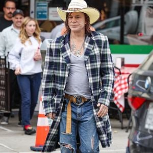 Mickey Rourke, 71 ans, a été aperçu en train de déjeuner au Caffe Roma à Beverly Hills avec quelques amis. La star de Sin City a associé son ensemble éclectique à un Cowboy et à des colliers en argent.



Sur la photo : Mickey Rourke