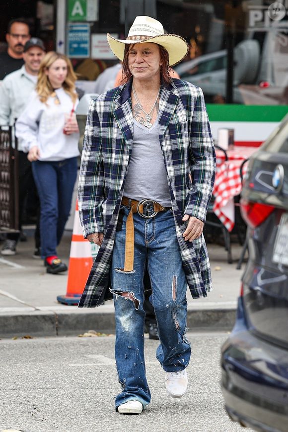 Mickey Rourke, 71 ans, a été aperçu en train de déjeuner au Caffe Roma à Beverly Hills avec quelques amis. La star de Sin City a associé son ensemble éclectique à un Cowboy et à des colliers en argent.



Sur la photo : Mickey Rourke