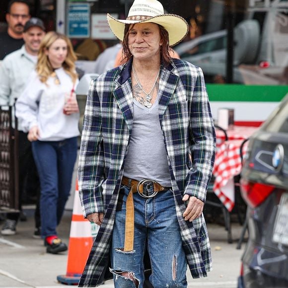 Mickey Rourke, 71 ans, a été aperçu en train de déjeuner au Caffe Roma à Beverly Hills avec quelques amis. La star de Sin City a associé son ensemble éclectique à un Cowboy et à des colliers en argent.



Sur la photo : Mickey Rourke