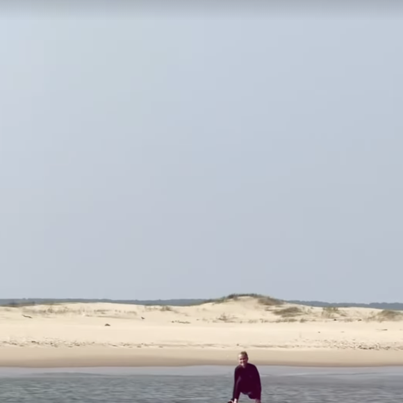 La maman de Jade et Joy a dévoilé une photo du magnifique hôtel Hemen réputé pour son Spa mais aussi connu pour appartenir donc à son compagnon. "Un rêve" pour ce dernier comme il l'avait confié à nos confrères du "Figaro". 

Laeticia Hallyday passe du bon temps en compagnie de son chéri à Saint-Palais-sur-Mer, le mardi 10 juin 2025, via Instagram @lhallyday