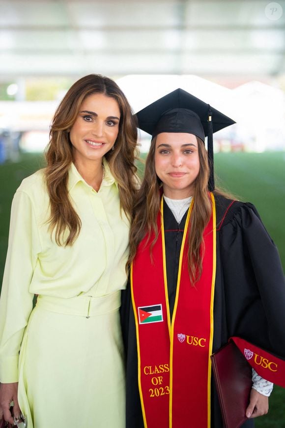 La princesse Lalla Salma de Jordanie reçoit son diplome de l'Université de Caroline du Sud (USC), sous le regard ému de ses parents le roi Abdallah II de Jordanie et la reine Rania de Jordanie. Los Angeles, le 12 mai 2023.