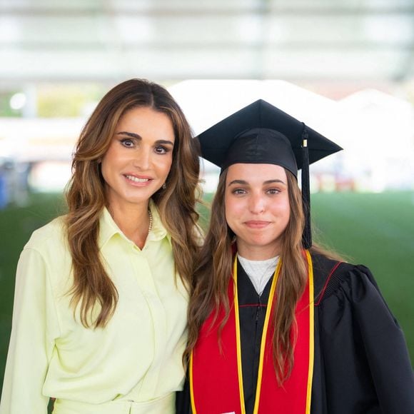 La princesse Lalla Salma de Jordanie reçoit son diplome de l'Université de Caroline du Sud (USC), sous le regard ému de ses parents le roi Abdallah II de Jordanie et la reine Rania de Jordanie. Los Angeles, le 12 mai 2023.