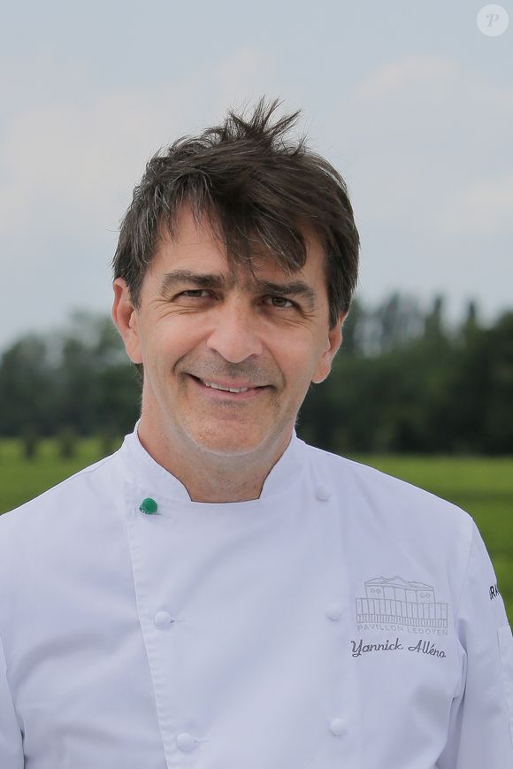 Des artistes comme le chanteur Gaëtan Roussel participeront également aux actions

3 stars chef Yannick Alleno pose pour un portrait sur le toit du Château La Grace Dieu Des Prieurs à St Emilion, France, le 05 juillet 2018Photo par Thibaud Moritz/ABACAPRESS.COM