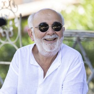 Exclusif - Gérard Jugnot - Déjeuner avec les comédiens des pièces de théâtre "Le jour du kiwi" et "Bungalow 21" lors du 40ème Festival de Ramatuelle, qui se joueront les 6 et 7 août au Théâtre de Verdure. Le 6 août 2024 © Cyril Bruneau / Festival de Ramatuelle / Bestimage