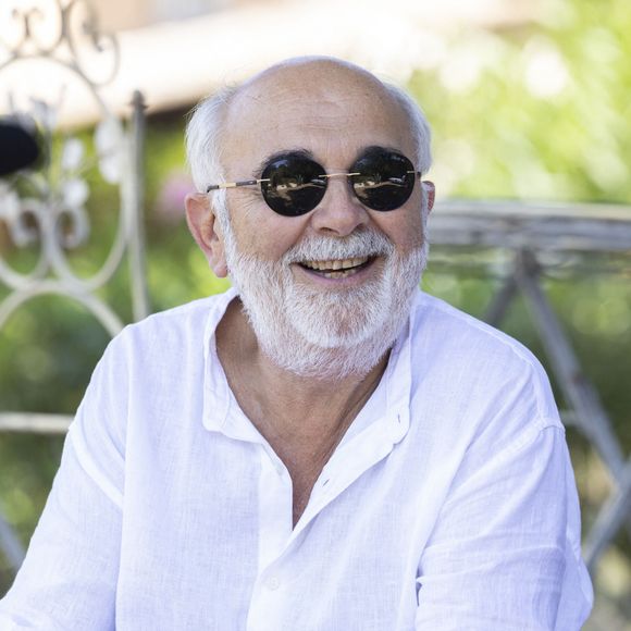 Exclusif - Gérard Jugnot - Déjeuner avec les comédiens des pièces de théâtre "Le jour du kiwi" et "Bungalow 21" lors du 40ème Festival de Ramatuelle, qui se joueront les 6 et 7 août au Théâtre de Verdure. Le 6 août 2024 © Cyril Bruneau / Festival de Ramatuelle / Bestimage