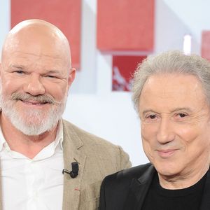 L'animateur pourra aussi compter sur la présence du chef Philippe Etchebest. 

Exclusif - Philippe Etchebest et Michel Drucker lors de l'enregistrement de l'émission Vivement dimanche au studio Rive gauche, présentée par M.Drucker, diffusée sur France 3 le 17 mai 2026, à Paris, France, le 21 avril 2026. © Guillaume Gaffiot/Bestimage