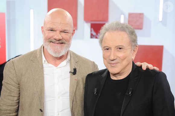 L'animateur pourra aussi compter sur la présence du chef Philippe Etchebest. 

Exclusif - Philippe Etchebest et Michel Drucker lors de l'enregistrement de l'émission Vivement dimanche au studio Rive gauche, présentée par M.Drucker, diffusée sur France 3 le 17 mai 2026, à Paris, France, le 21 avril 2026. © Guillaume Gaffiot/Bestimage