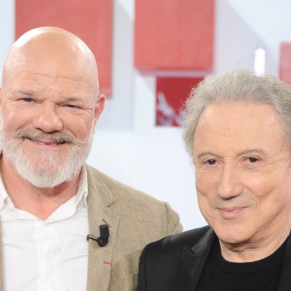 L'animateur pourra aussi compter sur la présence du chef Philippe Etchebest. 

Exclusif - Philippe Etchebest et Michel Drucker lors de l'enregistrement de l'émission Vivement dimanche au studio Rive gauche, présentée par M.Drucker, diffusée sur France 3 le 17 mai 2026, à Paris, France, le 21 avril 2026. © Guillaume Gaffiot/Bestimage