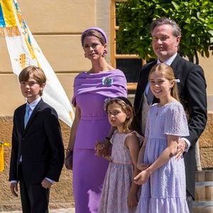 En outre, le prince avait la même tenue que lors  du baptême de la princesse Ines de Suède le 13 juin dernier.

La princesse Madeleine de Suède, Chris O’Neill, la princesse Leonore de Suède, le prince Nicolas, la princesse Adrienne, lors du baptême de la princesse Ines de Suède dans l’église du château de Drottningholm, sur l’île de Lovön, dans la commune d’Ekerö, en Suède, le 13 juin 2025. © Dana Press / Bestimage