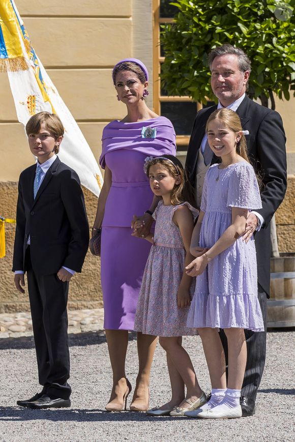 En outre, le prince avait la même tenue que lors  du baptême de la princesse Ines de Suède le 13 juin dernier.

La princesse Madeleine de Suède, Chris O’Neill, la princesse Leonore de Suède, le prince Nicolas, la princesse Adrienne, lors du baptême de la princesse Ines de Suède dans l’église du château de Drottningholm, sur l’île de Lovön, dans la commune d’Ekerö, en Suède, le 13 juin 2025. © Dana Press / Bestimage