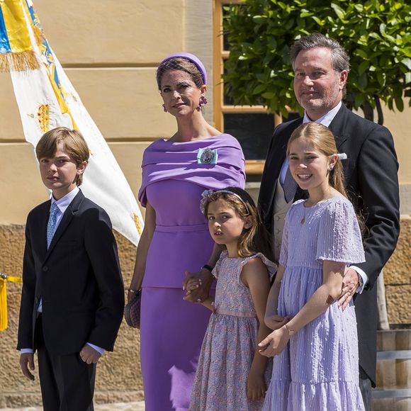 En outre, le prince avait la même tenue que lors  du baptême de la princesse Ines de Suède le 13 juin dernier.

La princesse Madeleine de Suède, Chris O’Neill, la princesse Leonore de Suède, le prince Nicolas, la princesse Adrienne, lors du baptême de la princesse Ines de Suède dans l’église du château de Drottningholm, sur l’île de Lovön, dans la commune d’Ekerö, en Suède, le 13 juin 2025. © Dana Press / Bestimage