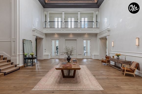 L’ancienne propriété de Ben Affleck et Jennifer Lopez à Beverly Hills s’étend sur près de deux hectares. La résidence compte 12 chambres, 24 salles de bains, une piscine à débordement, un vaste complexe sportif et un garage pouvant accueillir 12 voitures. Crédit photo : Simon Berlyn.