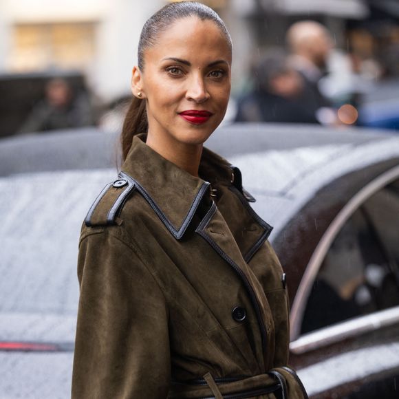Noémie Lenoir à la sortie du défilé Nina Ricci Collection Femme Prêt-à-Porter Printemps/Eté 2026 lors de la Fashion Week de Paris