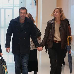 Nicolas Bedos, jugé pour agressions et harcèlement sexuels, arrive avec sa compagne Pauline Desmonts et son avocate,  J.Minkowski, au tribunal judiciaire de Paris, le 26 septembre 2024. Les faits reprochés auraient été commis entre 2018 et 2023. 
© Christophe Clovis / Bestimage