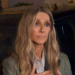 Céline Dion, de retour d'une séance intense de répétitions, prend le temps de saluer ses fans devant l'hôtel Royal Monceau à Paris le 7 septembre 2026 © Lea Vieillot / Bestimage