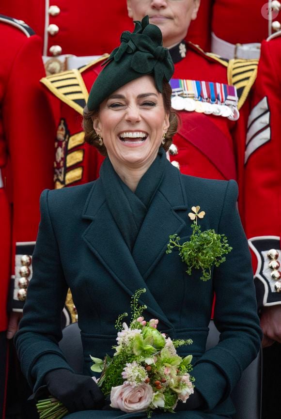 Elle explique ressentir "une reconnexion très spirituelle et très intense émotionnellement" quand elle se retrouve dans un lieu aussi magique.

Catherine (Kate) Middleton, princesse de Galles, colonel des Irish Guards, visite le régiment lors du défilé de la Saint-Patrick à la caserne Wellington de Londres, le 17 mars 2025. 

Photo : Dana Press / Bestimage