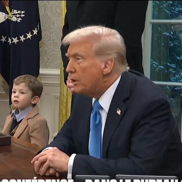 Elon Musk avec son fils de 4 ans, X, dans le bureau de Donald Trump le 11 février 2024
©capture d'écran BFMTV