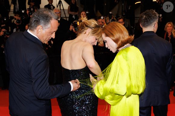 Sur le tapis rouge, sa robe s’est entremêlée avec celle de Marina Foïs

Thierry Klifa, Marina Foïs, Isabelle Huppert - Montée des marches du film « La femme la plus riche du monde » lors du 78ème Festival International du Film de Cannes, au Palais des Festivals à Cannes. Le 18 mai 2025
© Jacovides-Moreau / Bestimage