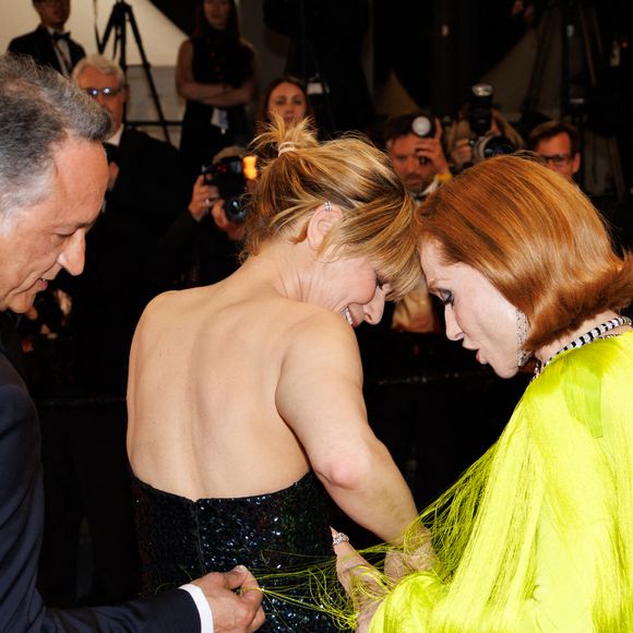 Sur le tapis rouge, sa robe s’est entremêlée avec celle de Marina Foïs

Thierry Klifa, Marina Foïs, Isabelle Huppert - Montée des marches du film « La femme la plus riche du monde » lors du 78ème Festival International du Film de Cannes, au Palais des Festivals à Cannes. Le 18 mai 2025
© Jacovides-Moreau / Bestimage