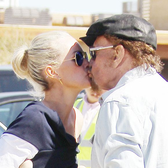 Johnny Hallyday et sa femme Laeticia Hallyday s'embrassent et prennent la voiture pour aller à Nobu à Malibu, CA, USA le 9 mars 209. Photo by Fernando Allende/Splash News/ABACAPRESS.COM