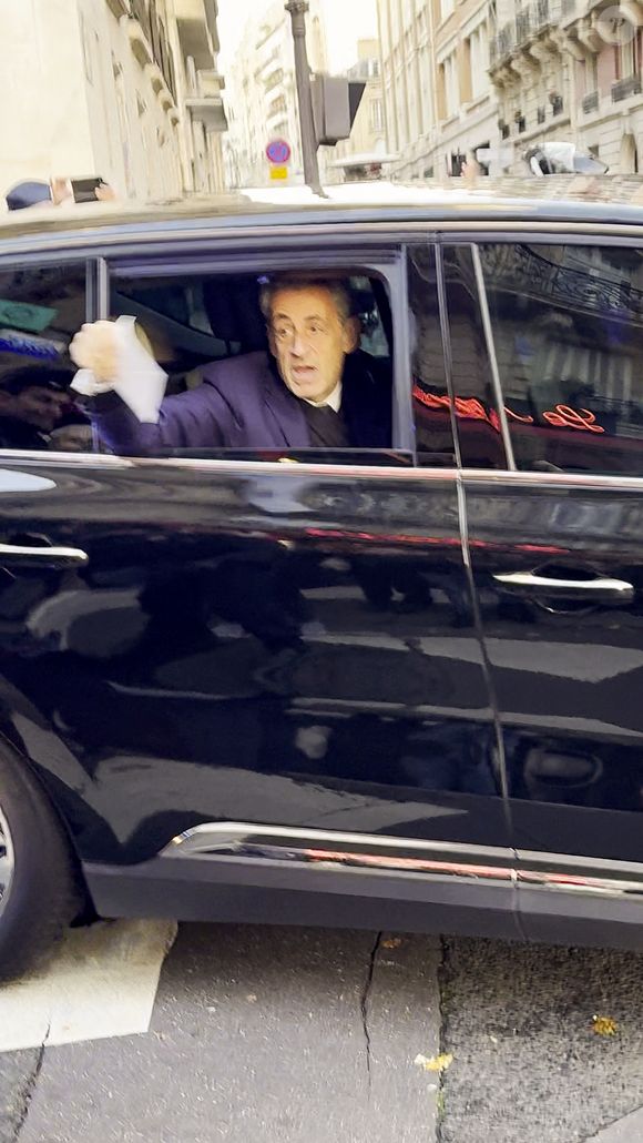 "C’est évidemment un citoyen comme les autres, mais il y a des menaces un peu plus importantes qui pèsent sur l’ancien président", a déclaré le ministre de l’Intérieur, Laurent Nuñez.

Nicolas Sarkozy en voiture pour se rendre à la prison de La Santé à Paris, France, le 21 octobre 2025. © Charles Cohen-Boyer/Bestimage