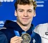 En dehors des bassins, le champion français nourrit une autre passion bien plus discrète : la musique. 

Léon Marchand sur le podium après sa victoire du 200m 4 nages au 22ème Championnat du monde de Natation à Singapour, le 31 juillet 2025. Inside/Psnewz/Bestimage