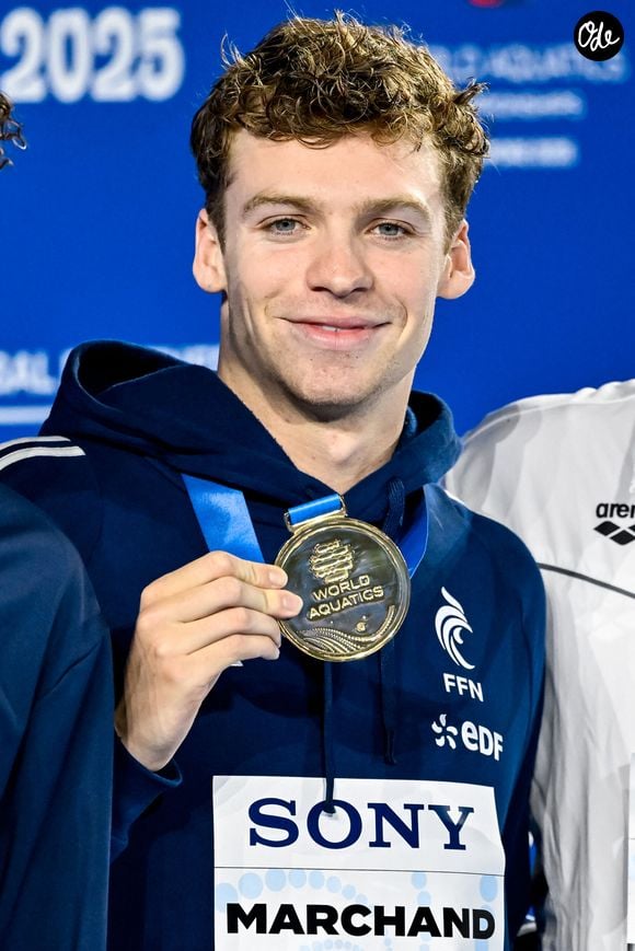 En dehors des bassins, le champion français nourrit une autre passion bien plus discrète : la musique. 

Léon Marchand sur le podium après sa victoire du 200m 4 nages au 22ème Championnat du monde de Natation à Singapour, le 31 juillet 2025. Inside/Psnewz/Bestimage