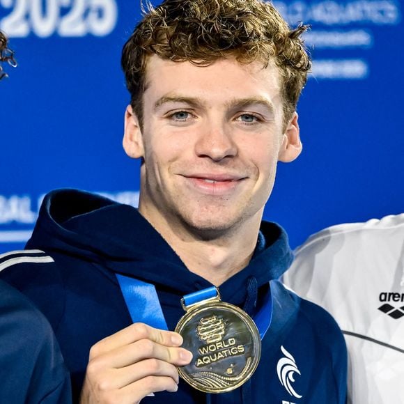 En dehors des bassins, le champion français nourrit une autre passion bien plus discrète : la musique. 

Léon Marchand sur le podium après sa victoire du 200m 4 nages au 22ème Championnat du monde de Natation à Singapour, le 31 juillet 2025. Inside/Psnewz/Bestimage