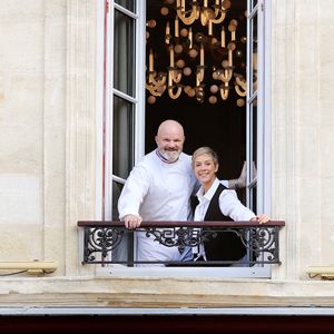 Exclusif - Le célèbre chef étoilé Philippe Etchebest et sa femme Dominique ouvrent un nouveau restaurant "La maison Nouvelle" dans le quartier très branché des Chartrons à Bordeaux, France, le 21 janvier 2022. © Fabien Cottereau/Bestimage