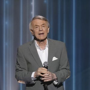 Encore inconsciente de la notoriété de son grand-père en France et en Belgique, Lily semble toutefois suivre, à sa manière, la voie musicale de la famille Adamo.

Exclusif - Salvatore Adamo, pour les surprises lors de l'enregistrement de l'émission "La Boîte à secrets", présentée par F.Bollaert et diffusée le 10 octobre 2025 sur France 3, dans les studios du Lendit à Saint-Denis, Seine Saint-Denis, France, le 22 septembre 2025. © Jack Tribeca/Bestimage