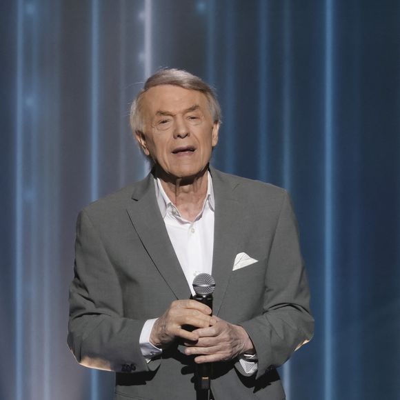 Encore inconsciente de la notoriété de son grand-père en France et en Belgique, Lily semble toutefois suivre, à sa manière, la voie musicale de la famille Adamo.

Exclusif - Salvatore Adamo, pour les surprises lors de l'enregistrement de l'émission "La Boîte à secrets", présentée par F.Bollaert et diffusée le 10 octobre 2025 sur France 3, dans les studios du Lendit à Saint-Denis, Seine Saint-Denis, France, le 22 septembre 2025. © Jack Tribeca/Bestimage