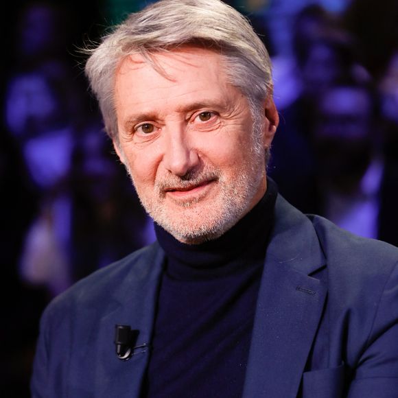 Antoine de Caunes - Enregistrement de l'émission "La Boîte à secrets", au Studio du Lendit, présentée par F.Bollaert et diffusée le 24 janvier sur France 3. Le 16 décembre 2024
© Christophe Clovis / Bestimage