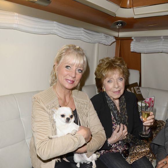 Faute d’argent, les obsèques ont été organisées dans la plus stricte intimité, loin de ce qu’aurait mérité l’actrice. 

Marthe Mercadier et sa fille Véronique - Marthe Mercadier sur le point d'être expulsée de son appartement de Neuilly-sur-Seine pour loyers impayés vient de recevoir une généreuse proposition des Forains de la foire du Trône qui lui mettent à disposition une caravane au coeur du bois de Vincennes le 4 avril 2014 . Marthe Mercadier, touchée, a accepté l’invitation, et a été officiellement nommée marraine de la Foire du Trône 2014. COADIC GUIREC / BESTIMAGE