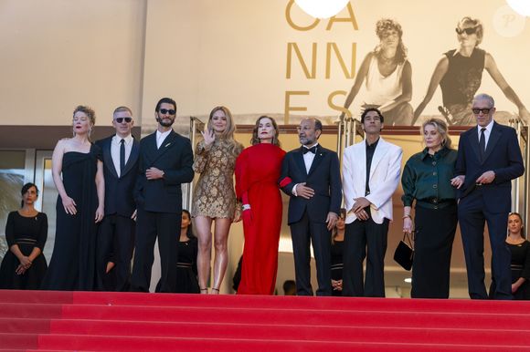 India Hair (Bijoux Tasaki), Alexandre Mallet-Guy, Pierre Niney, Virginie Efira, Isabelle Huppert, Asghar Farhadi, Adam Bessa, Catherine Deneuve, Vincent Cassel - Montée des marches du film " Histoires parallèles " lors du 79ème Festival International du Film de Cannes, le 14 mai 2026. © Olivier Borde / Bestimage