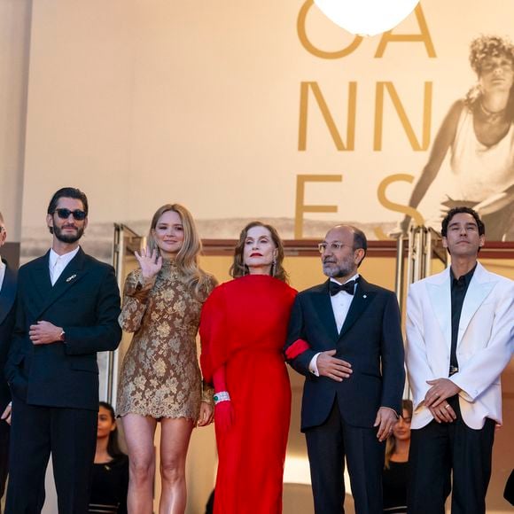 India Hair (Bijoux Tasaki), Alexandre Mallet-Guy, Pierre Niney, Virginie Efira, Isabelle Huppert, Asghar Farhadi, Adam Bessa, Catherine Deneuve, Vincent Cassel - Montée des marches du film " Histoires parallèles " lors du 79ème Festival International du Film de Cannes, le 14 mai 2026. © Olivier Borde / Bestimage