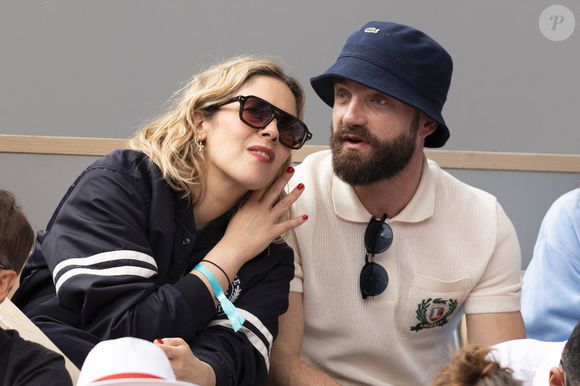Alysson Paradis et Guillaume Gouix à Roland Garros, le 2 juin 2025.

Photo : Jacovides / Moreau / Bestimage