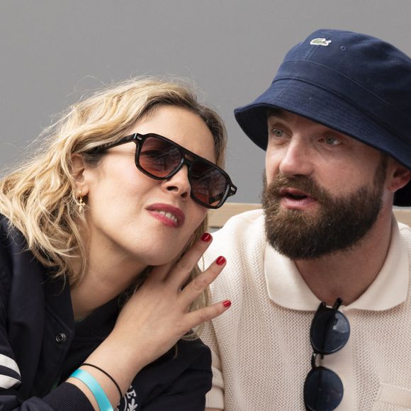 Alysson Paradis et Guillaume Gouix à Roland Garros, le 2 juin 2025.

Photo : Jacovides / Moreau / Bestimage