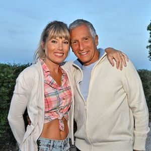 Il s'agit d'une demeure de 237m² habitables avec jardin, affichée au prix de 3 380 000 euros.

Mélanie Page et son mari Nagui durant la soirée de clôture de la 1ere édition du festival Les Théâtrales d’Eze en plein air à l'oppidum du Col d'Eze avec la pièce "Brexit sentimental", le 8 août 2023. 
© Bruno Bebert / Bestimage