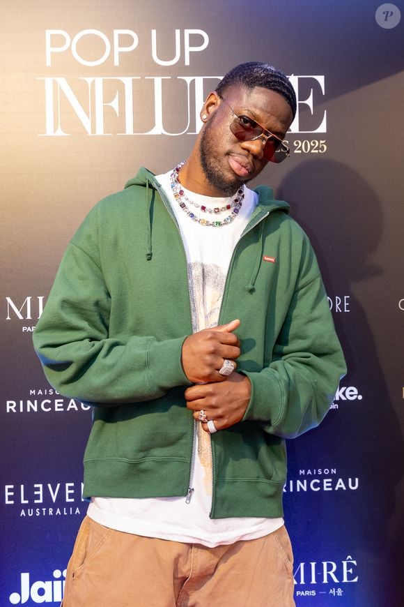 Il s'agit bien sûr de Franglish qui a récemment sorti (le 11 avril dernier) son dernier album "Aura".

Exclusif - Franglish - Showcase de Franglish au Showroom Pop Up Influence lors du 78ème Festival International du Film de Cannes le 17 ami 2025. © Aurelio Stella / Evenjoy /Bestimage