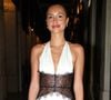 Pour unifier son teint, elle utilise principalement un anticernes Victoria Beckham et réserve le fond de teint Haus Labs aux grandes occasions.

Exclusif - Alexandra Saint Mleux a fait tourner les têtes en posant gracieusement dans une robe blanche sur l'emblématique place Vendôme à Paris.
