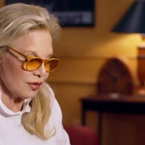 Voici à quoi ressemble la villa blanche de Sylvie Vartan à Los Angeles.
