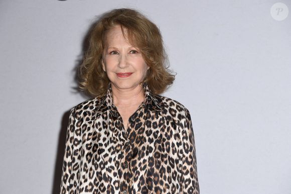 Dévastée par cette disparition, sa fille Laura Smet a finalement brisé le silence sur les réseaux sociaux.

Nathalie Baye lors de l'avant première de Downton Abbey 2 : Une nouvelle ère au cinéma Gaumont Champs-Élysées Marignan à Paris le 19 avril 2022

© Giancarlo Gorassini / Bestimage