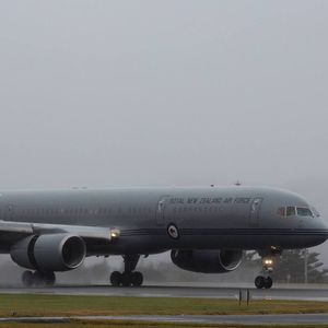 Avion Royal Force - Le prince William, le duc de Cambridge, Catherine Kate Middleton, la duchesse de Cambridge et leur fils le prince George de Cambridge arrivent à l'aéroport à Wellington en Nouvelle-Zélande, le 7 avril 2014. Ils commencent une tournée de trois semaines en Nouvelle-Zélande puis en l'Australie. EXPRESS SYNDICATION / BESTIMAGE